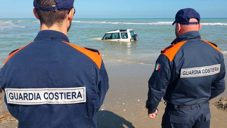 Riccione, prova a guadare la foce del Marano col fuoristrada ma rimane incagliato - Gallery