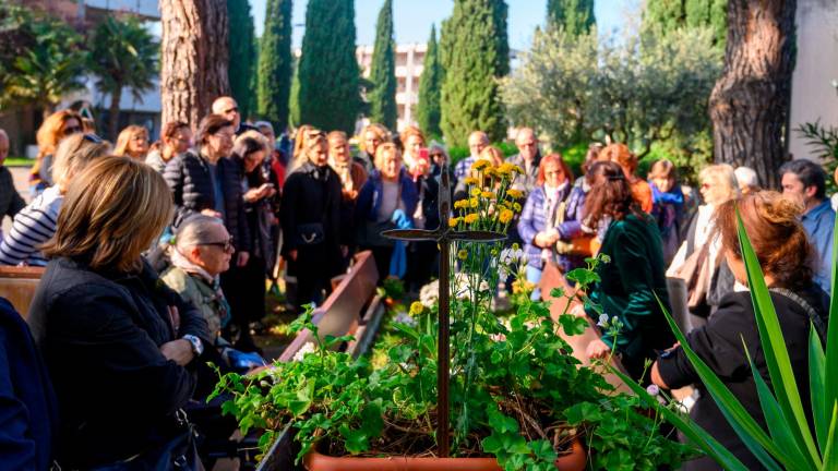 Il tour raccolto intorno alla lapide di don Oreste Benzi