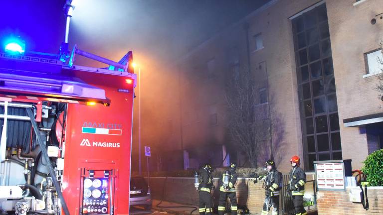 Rimini, incendio in abitazione: due morti e diversi intossicati. Famiglie evacuate