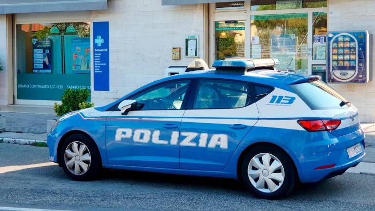 La polizia alla farmacia Comunale 3