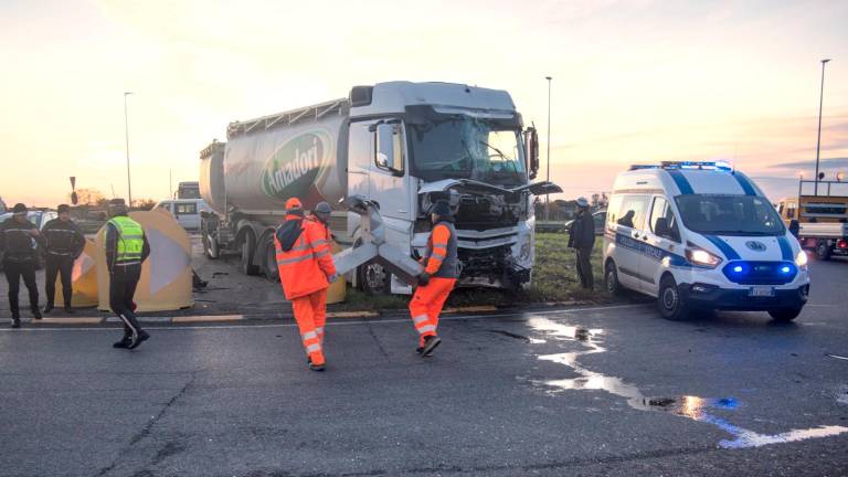 Ravenna, camion va dritto alla rotonda della Ravegnana e abbatte il palo dell’illuminazione. Caos all’alba sull’Adriatica