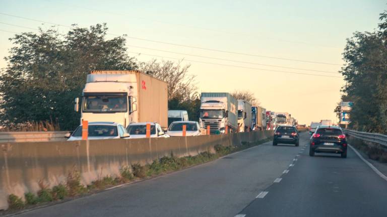 Ravenna, camion va dritto alla rotonda della Ravegnana e abbatte il palo dell’illuminazione. Caos all’alba sull’Adriatica