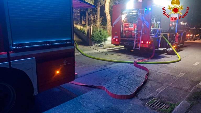 Cesena, auto a fuoco nella notte in un garage interrato, sul posto Vigili del Fuoco e Carabinieri