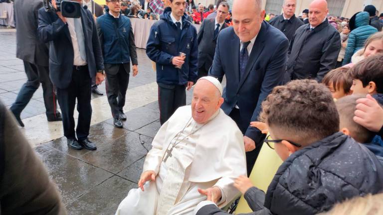 “È molto bello, grazie”: Papa Francesco ringrazia gli alunni della Dante Alighieri di Cesena per il cartellone in regalo VIDEO GALLERY