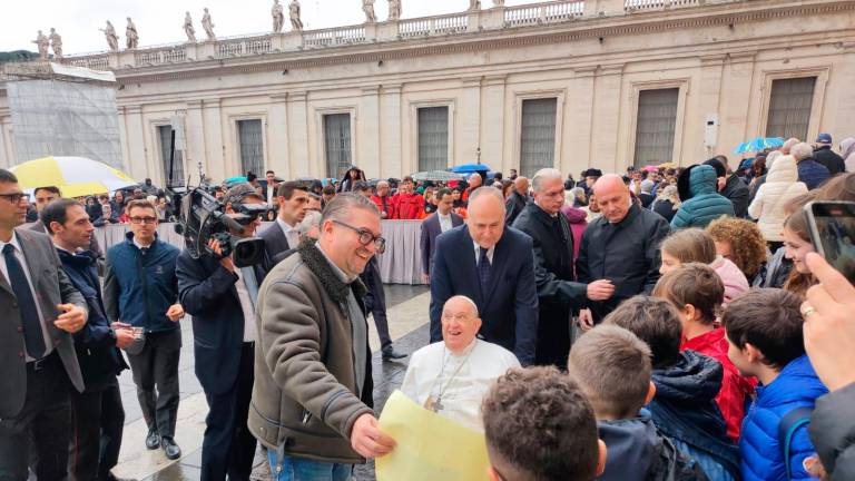 “È molto bello, grazie”: Papa Francesco ringrazia gli alunni della Dante Alighieri di Cesena per il cartellone in regalo VIDEO GALLERY