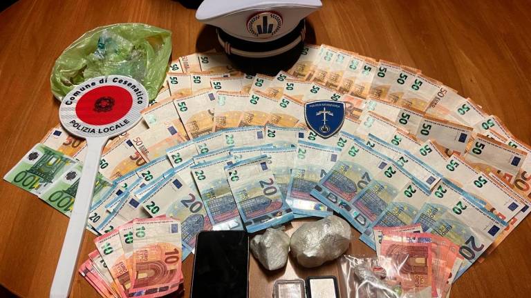 La cocaina, il denaro e l’altro materiale sequestrato alla Polizia locale