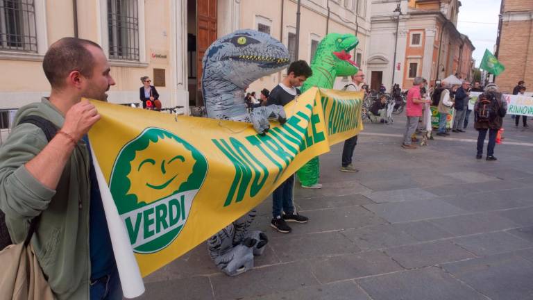 Ravenna. Dinosauri in piazza contro l’uso dei combustibili fossili