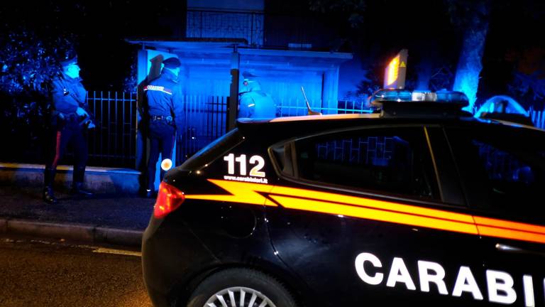 Forlì, minorenne tenta di rubare un monopattino, lancia pietre al proprietario e si scaglia contro i Carabinieri