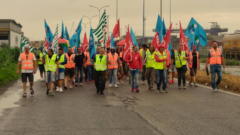 Ravenna Centinaia Di Lavoratori Del Porto In Corteo Per Lo Sciopero 