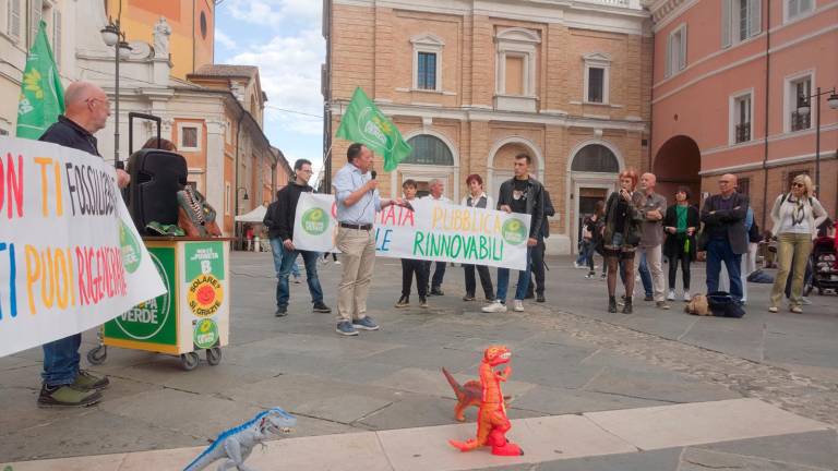 Ravenna. Dinosauri in piazza contro l’uso dei combustibili fossili