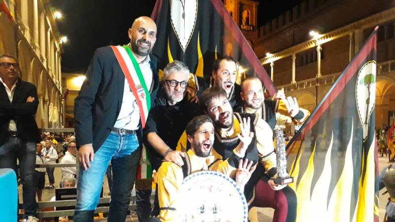 Faenza, Palio: la coppia di sbandieratori del Nero vince il Trofeo della Botte