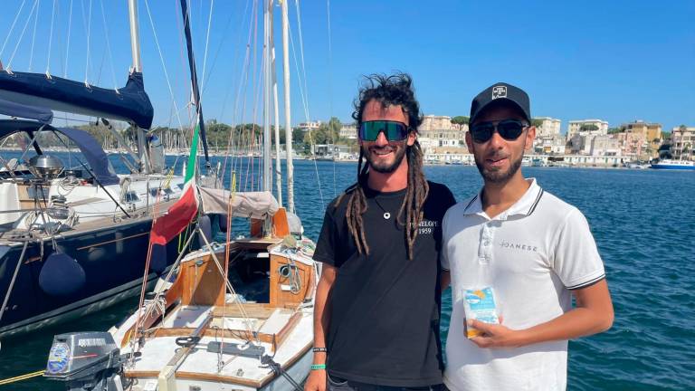 Nick Tod (a sinistra nella foto) al porto di Brindisi, in una tappa del viaggio