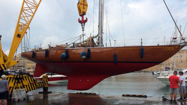 La barca fuori dall’acqua con il bulbo in evidenza