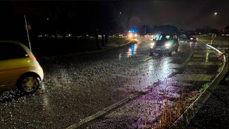 Carico di ghiaia perduto da un camion: sos nel traffico della via Emilia a Diegaro FOTOGALLERY