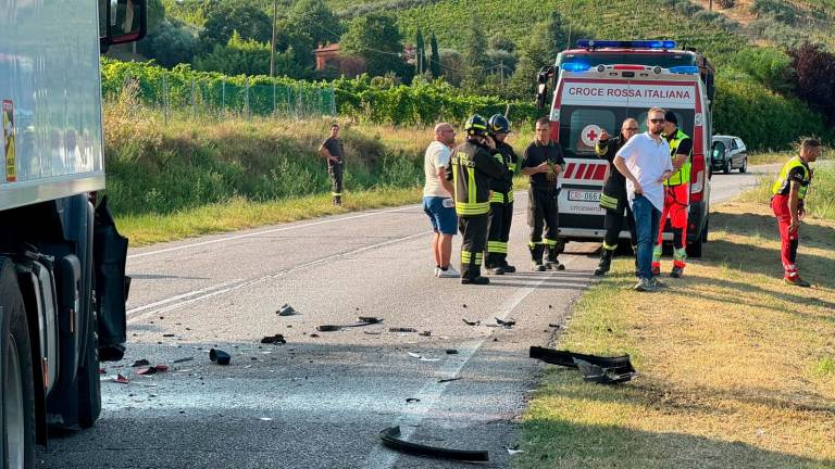 Incidente tra auto e camion: grave un 54enne in via Settecrociari a Cesena