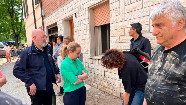 Giorgia Meloni in Romagna con l’ex governatore Bonaccini durante l’alluvione del 2023