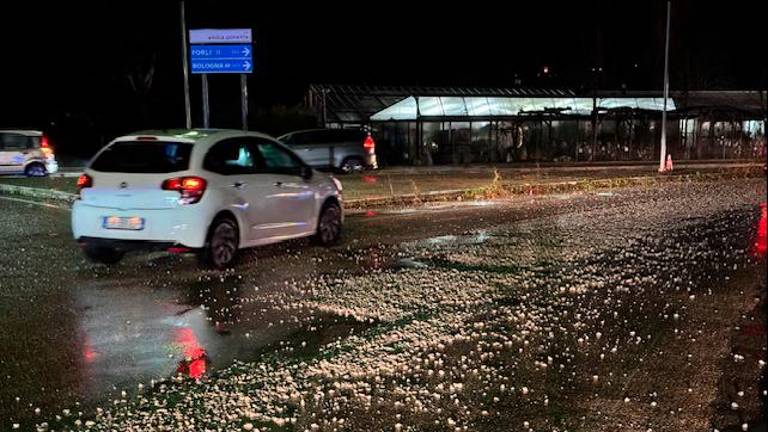 Carico di ghiaia perduto da un camion: sos nel traffico della via Emilia a Diegaro FOTOGALLERY