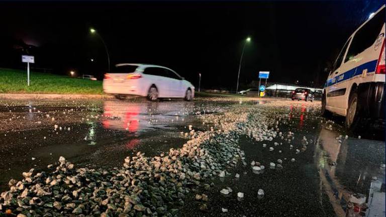 Carico di ghiaia perduto da un camion: sos nel traffico della via Emilia a Diegaro FOTOGALLERY