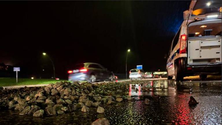 Carico di ghiaia perduto da un camion: sos nel traffico della via Emilia a Diegaro FOTOGALLERY