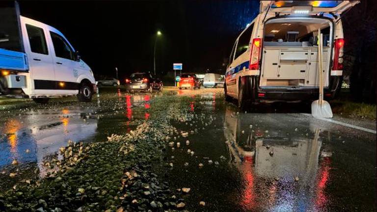 Carico di ghiaia perduto da un camion: sos nel traffico della via Emilia a Diegaro FOTOGALLERY