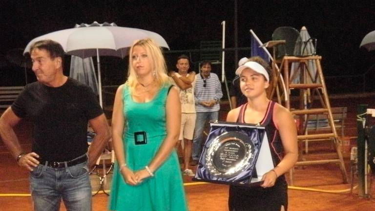 Una giovanissima Jasmine Paolini durante la premiazione degli Internazionali di Viserba vinti nel 2014