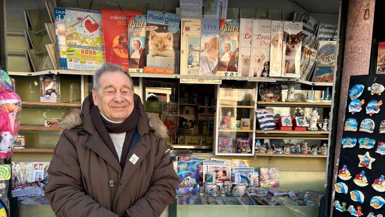 Mario Angelo Pironi, detto “Lello”, davanti alla sua edicola in piazza Tre Martiri che chiude il 21 dicembre