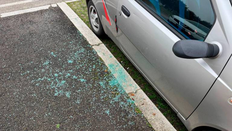 Ladri in azione nel parcheggio dietro alla stazione ferroviaria di Cesena: spaccati i finestrini di una ventina di vetture FOTOGALLERY