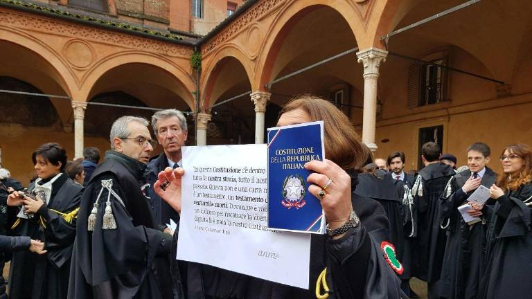 Una magistrata ieri a Bologna durante la protesta contro la riforma della giustizia