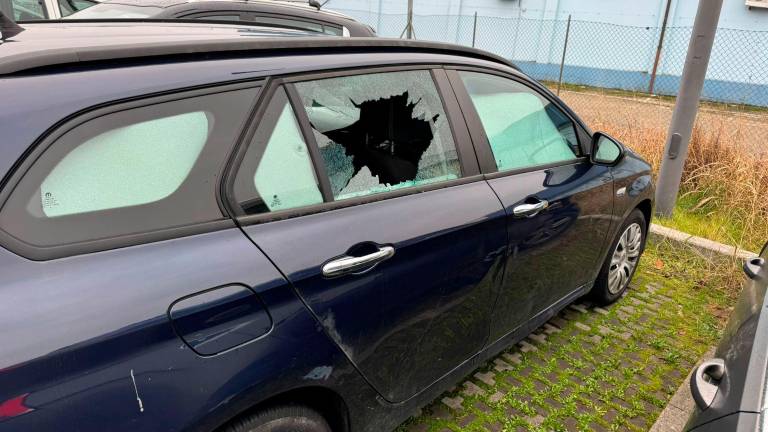 Ladri in azione nel parcheggio dietro alla stazione ferroviaria di Cesena: spaccati i finestrini di una ventina di vetture FOTOGALLERY