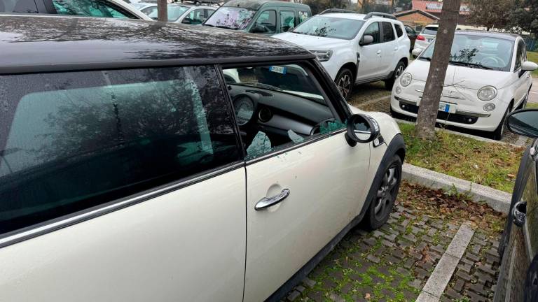 Ladri in azione nel parcheggio dietro alla stazione ferroviaria di Cesena: spaccati i finestrini di una ventina di vetture FOTOGALLERY