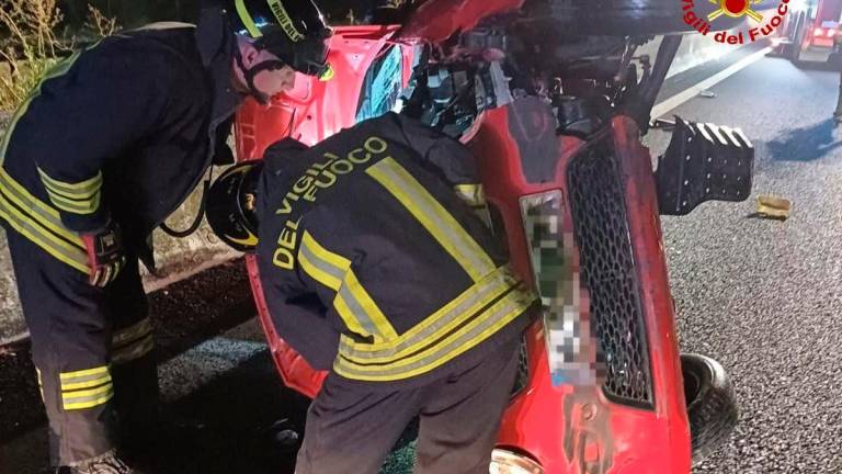 Faenza, incidente in A14: si ribalta su un fianco con l’auto, donna soccorsa dai Vigili del Fuoco