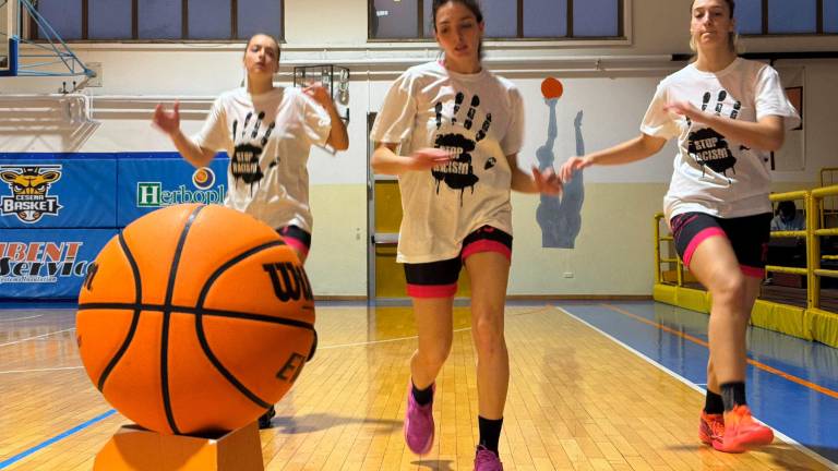 Insulti razzisti alla gara basket, la risposta dal parquet di Cesena e Rimini VIDEO