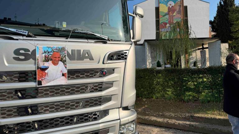 Cesena, l’addio a Marcello Moretti, scomparso nel sonno nel suo camion a Sansepolcro