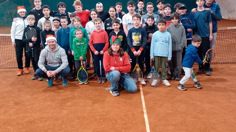 Lo staff tecnico e dirigenziale del Circolo Tennis Venustas di Bellaria Igea Marina con una parte dei 75 giovani allievi della scuola addestramento tennis