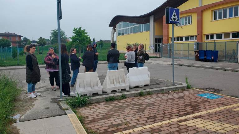 I genitori all’esterno della scuola a Roncadello (Foto Fabio Blaco)