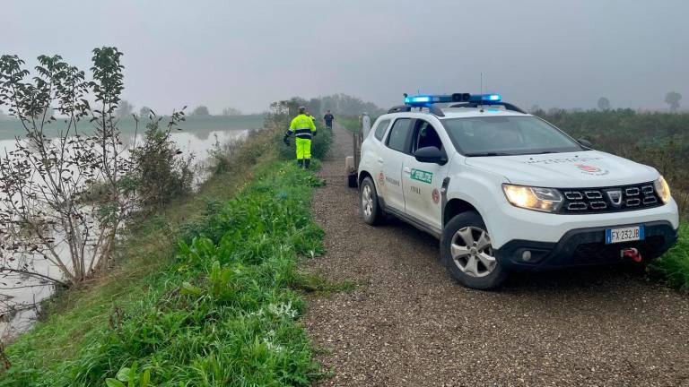 Alluvione, nuova tracimazione del torrente Quaderna tra Budrio e Medicina. Il Comune: “Non fate video mentre guidate”