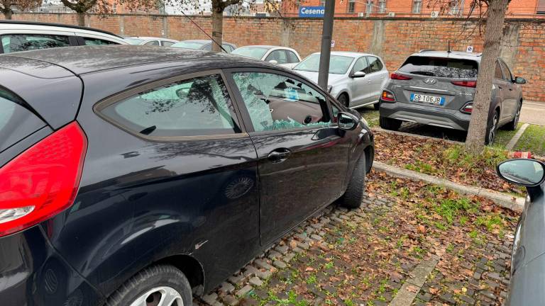 Ladri in azione nel parcheggio dietro alla stazione ferroviaria di Cesena: spaccati i finestrini di una ventina di vetture FOTOGALLERY