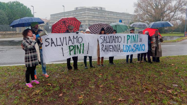 La protesta di mercoledì davanti al tribunale di Ravenna (foto Massimo Fiorentini)