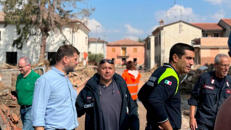 Il sindaco di Bagnacavallo Matteo Giacomoni durante un sopralluogo del mese scorso a Traversara