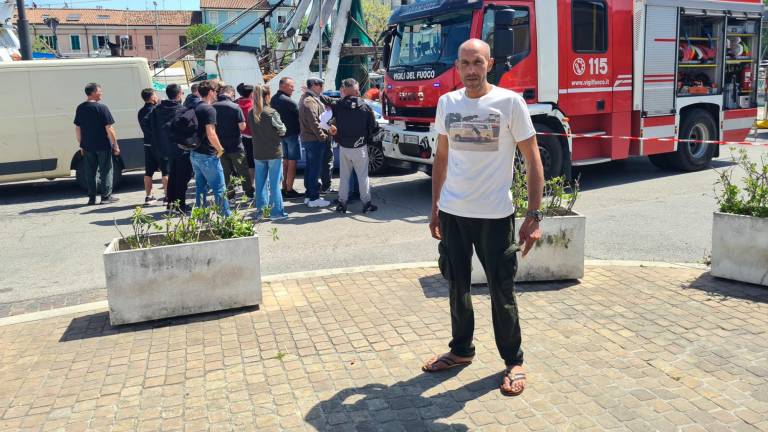 Rimini. Si getta nelle acque del porto canale con l’auto e muore. Il pescatore: “Così ho provato a salvarlo” VIDEO