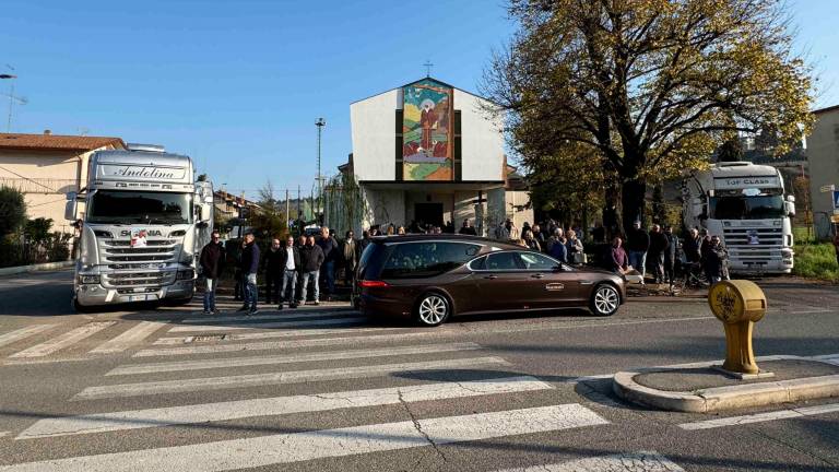 Cesena, l’addio a Marcello Moretti, scomparso nel sonno nel suo camion a Sansepolcro