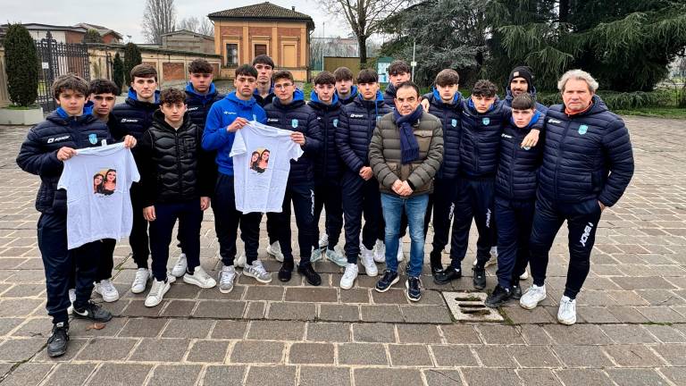 La squadra Under 17 del Riccione United a Castenaso rende omaggio alla memoria di Giulia e Alessia, scomparse alla stazione nel 2022