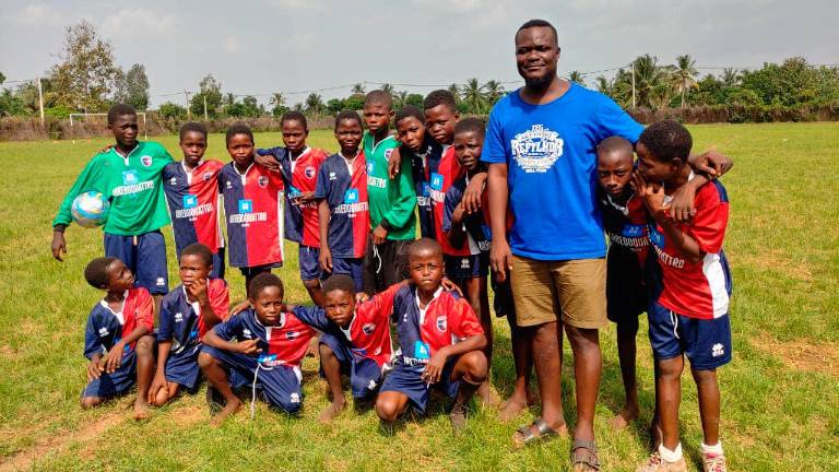 La scuola calcio in Togo con le maglie rossoblù dell’Imolese