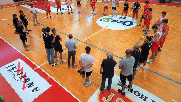 Staff tecnico, medico, società e giocatori al PalaCosta per il primo giorno di lavoro dell’OraSì foto massimo fiorentini