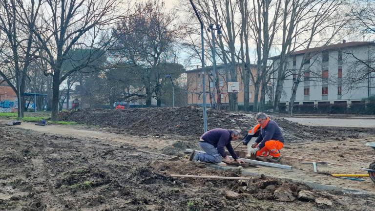 Faenza, rinasce il Parco Azzurro invaso da tonnellate di acqua e fango: riqualificato il campo da basket e arrivano nuove attrezzature