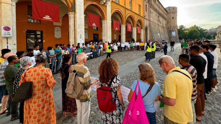 Cesena, studenti massacrati in Bangladesh: in 150 in piazza per dire basta