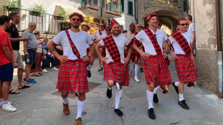 Premilcuore. Oltre duemila persone alla “Salmonata umana”, la grande festa sul fiume Rabbi FOTO