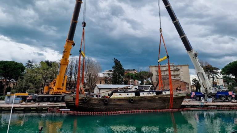 Rimini, dopo 6 mesi iniziati i lavori per rimuovere il peschereccio affondato GALLERY