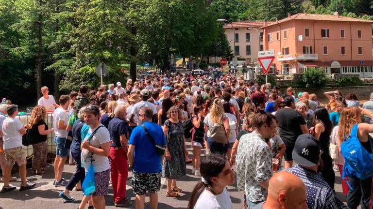 Premilcuore. Oltre duemila persone alla “Salmonata umana”, la grande festa sul fiume Rabbi FOTO