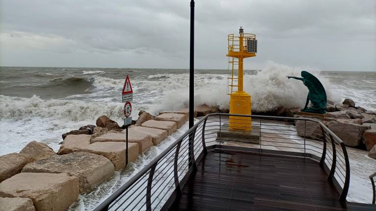 Onde all’imboccatura del porto di Rimini